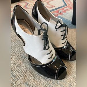 Tahari black and white heels